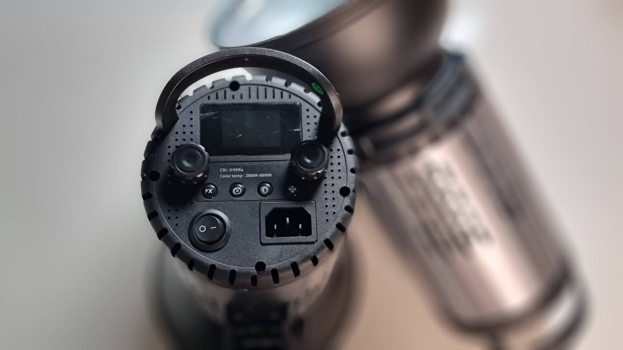 اضاءة فديو مستمرة 250 واط من شركة YSKE 
باي كلر 
شمسي ابيض ثلجي
تحكم كلفن
تحكم بقوة الاضاءة 
شاشة كبيرة 
فانات تبريد عدد ٢ صامت
تحكم تطبيق موبايل
جديد متوفر توصيل  ***********
