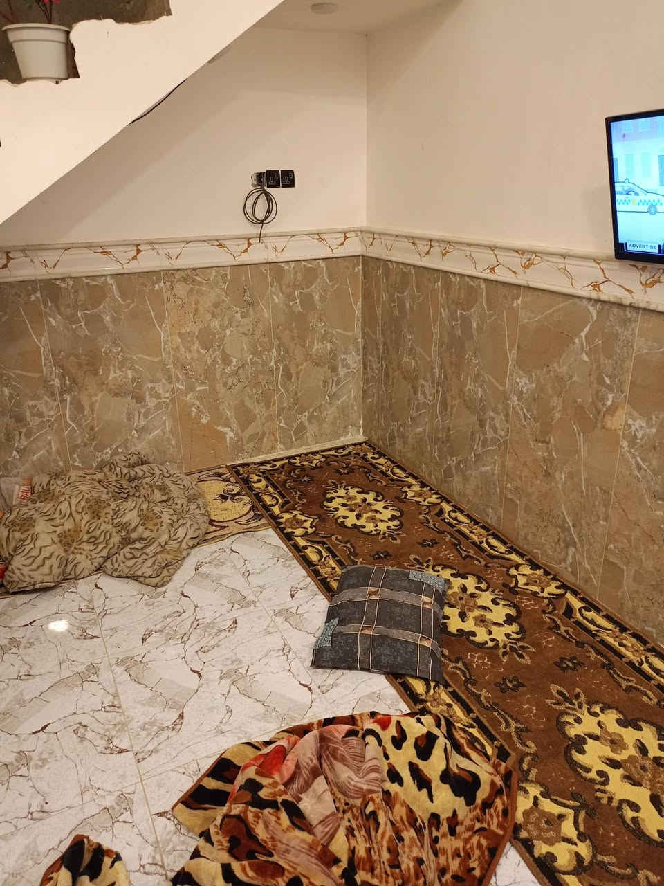 سلام عليكم من رخيصة الادمنية المحترمين بيت للبيع بناء سنة 25 طابو ملك صرف مساحة العقار 109 طابقين   الطابق الأرضية يتكون من استقبال أو غرفة نوم اومطبخ اوصالة  والطابق الثاني نفس الارضي للتواصل اتصل على الرقم الهاتف ***********
