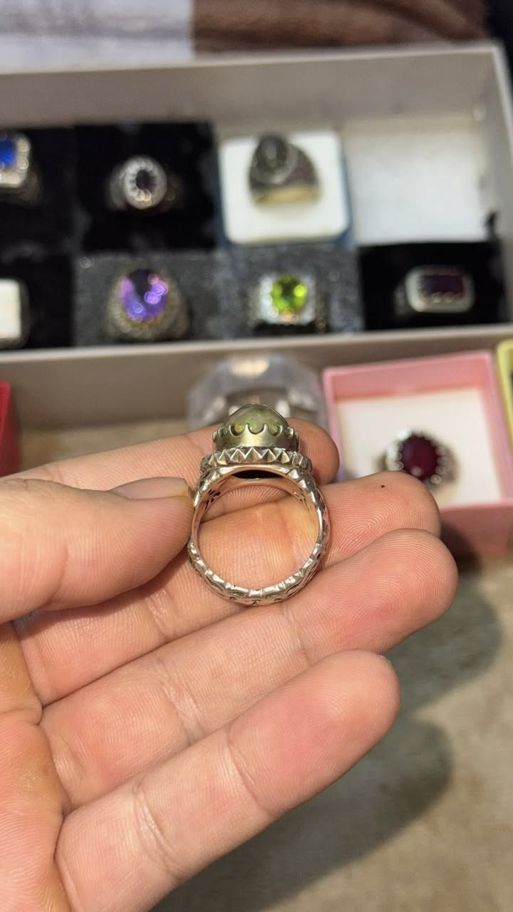 حجر الاوبال فول فاير
صياغة مهدي رحماني صياغه يدويه وثقيله الي يحبون القطع نادره والمميزه 
عنواني البصره 
***********
