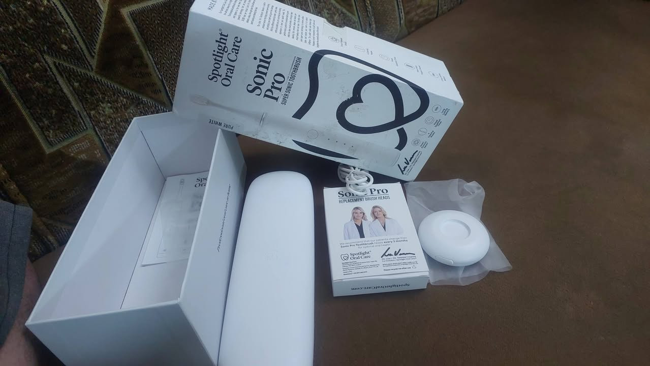 السلام عليكم من رخصة الأدمن عندي هاي القطعه فرشة أسنان اصليه
فرشاة أسنان Spotlight Oral Care Sonic Pro الأصلية (جديدة بالكرتون) - إصدار أطباء الأسنان

نص الإعلان:

للبيع فرشاة الأسنان الكهربائية الاحترافية Spotlight Sonic Pro (الإصدار الأحدث والأقوى)، ماركة أيرلندية عالمية معروفة. الجهاز جديد تماماً وغير مستعمل (بالباكيت)، ممتاز كهدية أو للاستخدام الشخصي للي يبحث عن نظافة بمستوى عيادة الأسنان.

مميزات الجهاز:

تقنية السونيك المتقدمة: 50,000 حركة بالدقيقة (تنظيف أعمق 9 مرات من الفرشاة العادية).

4 أنظمة تنظيف: (تبييض، تلميع، تنظيف عميق، وللأسنان الحساسة).

حماية اللثة: حساس ضغط ذكي ينبهك إذا ضغطت بقوة حتى يحمي المينا واللثة.

بطارية عملاقة: الشحنة الواحدة تكفي لمدة 70 يوم (أكثر من شهرين!).

مؤقت ذكي: يساعدك تخلص التنظيف بالوقت المثالي (دقيقتين).

محتويات العلبة كاملة:

جهاز الفرشاة (لون أبيض ثلجي Pure White).

3 رؤوس فرشاة أصلية (تكفيك لفترة طويلة).

حقيبة سفر أنيقة وقوية.

قاعدة شحن مغناطيسية مع كابل USB-C.

السعر المطلوب: [ 175,000 الف]
ملاحظة: السعر في المواقع في العراق 456000 الف 

المكان: [بغداد الزعفرانيه ]


**إذا كنت صاحب هذا الإعلان وتريد حذفه لأي سبب، رجاءا أرسل رسالة إلى الدعم الفني**