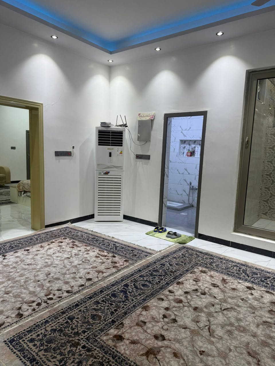 السلام عليكم بيت للبيع بمجمع حجي حسين بناء حديث درجه اولى المساحه ٢٥٥ متر الاتصال على الرقم ***********
