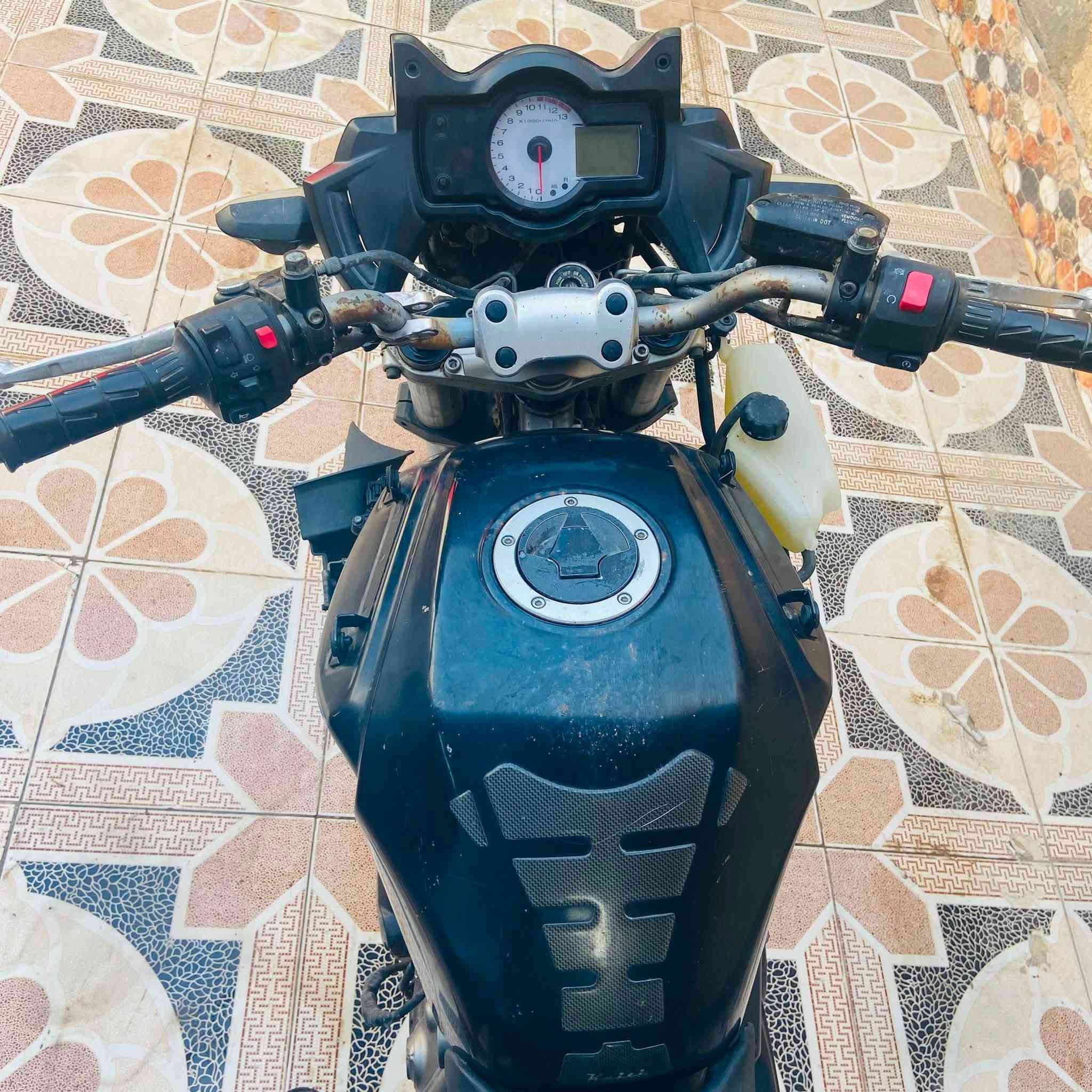 *للبيع: Kawasaki ER-6N * كاوسكي ER-6N ، الدراجة كلك ، بدون اوراق
*تفاصيل الدراجة* 
- *النوع*: Kawasaki ER-6N 
- *المحرك*: - 2 سلندر - تبريد مي 
- *الموديل*: تقريباً 2009-2011  
- *الحالة*: مشروع تصليح / قطع 
- *اللون*: اسود 
 
الملاحظات : الدراجه واكفه يرادلها باتري وقبق الملف ما كابس عدل الدهن ينزل منه بشكل بطيئ جداً والعتله مال الكلج مكسوره لكن موجوده ، كفراتها موجوده ضامها 
مناسبة جداً للي يريد يشدها او يريدها قطع غيار. كل شي بيها اصلي. 
 
*السعر : 10 اوراق  
*المكان*: البصرة ، الدير  
 
للجادين فقط. اتصال او واتساب: [***********] 
 
--- 
ملاحظة: صور حقيقية للدراجة. بيها مجال للشد وترجع وكالة ان شاء الله

