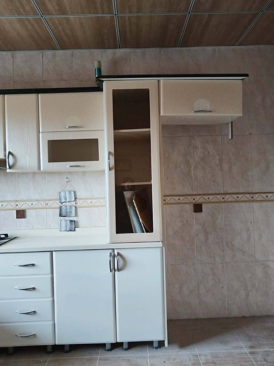 ،کەوەنتەری جوان بۆفرۆشتن بەشی سەرەوەی هەمووی سەرەوەی هەمووی بەردە بەس بۆیاخ کرەوەتەوە ڕەنگی کرێمی خۆی ڕەش بوو
سلێمانی کازیوە 5وەرەقەو معامەلە گەورەو تازەیە
***********

***********
