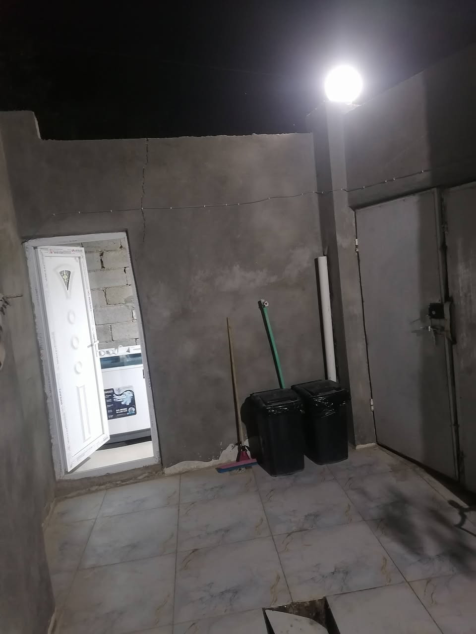 البيت للبيع حي ميسان بداية شارع الشيوخ مساحة البيت واقع حال ٧٠ متر لأن قناص بناء غرفه مع صاله ومطبخ دمج حمام داخلي مكشوفه على الغرفه استقبال ساحه مقابل الإستقبال حمام خارجي بيت مرتب ومحتاج لبخ الواجهه وتطبيك الإستقبال والحمام الخارجي فقط ***********واتساب
