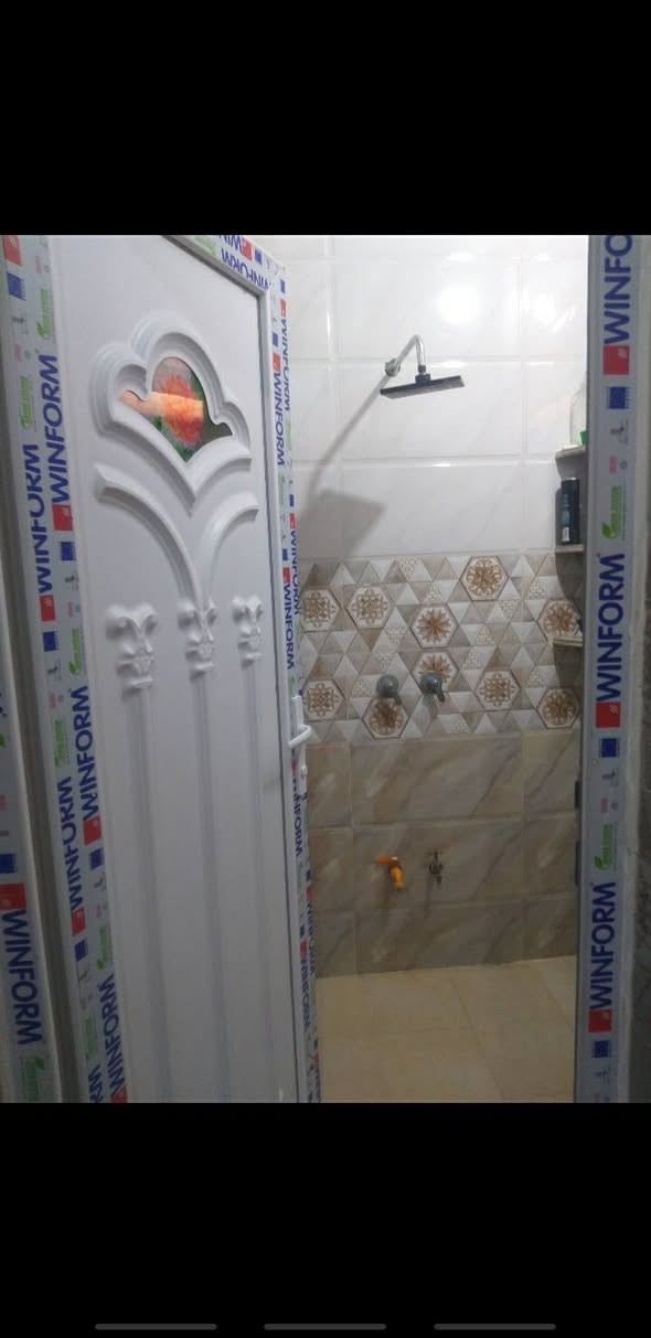 السلام عليكم بيت بمساحه 125 سنه 25 بالفلوجه الانبار بسعر 36/ ***********/***********( ويتحو طابو سيرف وكامل الخدمات مي وكهرباء والتبليط ثاني فرع من شارع العام والمدرسه المتوسطه وابتدائيه 200 متر النجار موقع حلو

