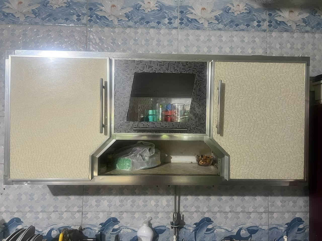 اثاث بيت كامل للبيع ***********
غرفة نوم 5 قطع
تخم قنفات تركوازي 2 قطع كبيرة و3 فردية
تخم قنفات رصاصي 2 قطع كبيرة و2 قطع فردية حمر
كنتور عدد 2  ابو البابين
جرباية ام النفر طابقين
ثلاجة 
طباخ
كاونتر+ملحق
ميز خشب مال مطبخ
تلفزيون قياس 50
رحلة دراسة مال اطفال
زولية 5*4 م
