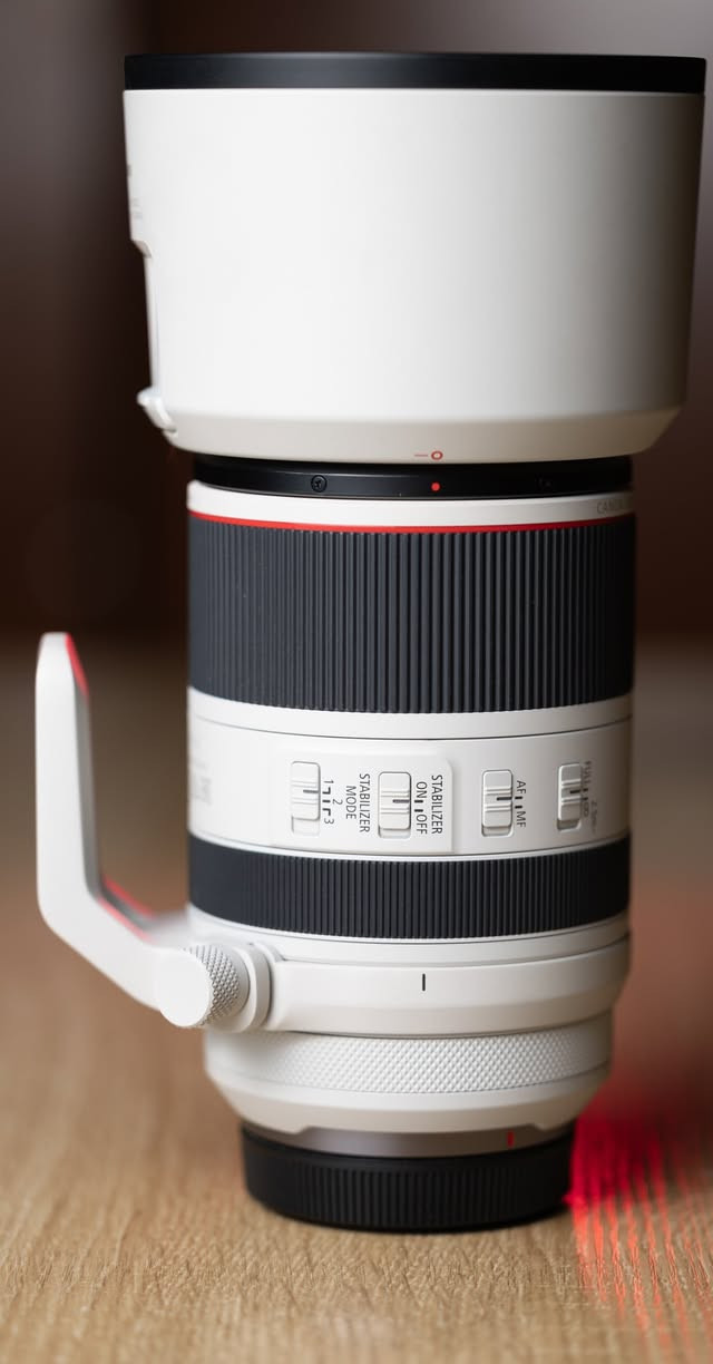 للبيع

عدسة كانون

RF 70-200 F2.8 L IS USM

النظافة 99%

كامل الملحقات ( هود+اغطية العدسة +حقيب مخمل+كتلوك)

بغداد

لا يوجد توصيل

واتساب [0771 907 0046](https://l.facebook.com/l.php?u=https%3A%2F%2Fapi.whatsapp.com%2Fsend%3Fphone%3D9647719070046%26fbclid%3DIwZXh0bgNhZW0CMTAAYnJpZBExSU4yTHVtekkybURXbWZ4a3NydGMGYXBwX2lkEDIyMjAzOTE3ODgyMDA4OTIAAR5Rcz-bPuZ02O3j1PIEDy0rLiD3lQcF9r5shY2OIJAMXKovUa6HEg6B6St5hQ_aem_wcmZY0Y5BUV3CZ7ylMHg7g&h=AT1v0yH8bM4T4xIIQV1hmmqyM01NHZS_gS-8-Bx_7ekPox6ayXWu0EihjiEPiyGf13yYM4zFDuktnotIsHbUQxpxxSgYIfg7s5t9eCQh3StyJFBTqIGHs2PBB0O0RY0jT-O-7Q&__tn__=-UK-R&c[0]=AT0PLxt4zSppOvYw2JClSUwTGWXx0MdDS6o0vzi0GevlGzOdgkLLLL5tWEj-t0vdQ6IXtewnl3qogGeOInTpihyrrCOMqhSw4-ETXBwhvLnlIzuSS47BOoE6ljkNZ0oBObqWeoqgiS7kJq-anlfAGm4YnT3a085pWwdH9HFGtNE)

***********

