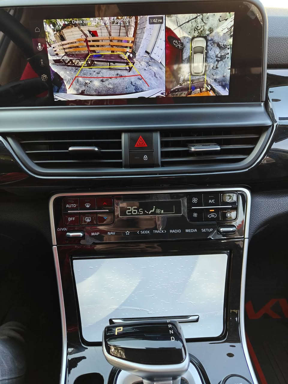 إعلان بيع سيارة كيا سيليتوس موديل 2024

السلام عليكم ورحمة الله وبركاته.

للبيع: كيا سيليتوس 2024 وارد الخليج (فول مواصفات)

· الحالة: وكأنها جديدة - ماشية 6,000 كم فقط.
· الضمان: مكفولة من كل شيء، واستلام شهر 1، وبضمان الوكالة. العدة والإسبير لم تستخدم.
· المدينة: بغداد (آخر إصدار).

---

المواصفات الأساسية المتكاملة (1/1):

· نظام بصمتين للفتح والتشغيل.
· سقف بانوراما.
· فرامل اليد الإلكترونية (بصمة).
· مقاعد جلدية مطعمة بلونين أنيقة.
· ميزة التثبيت على المنحدرات (Auto Hold).
· تشغيل ذكي بدون مفتاح (Auto Start).
· رادار أمامي للكبح التلقائي في الطوارئ.
· نظام تثبيت المسار.
· كاميرا خلفية + كاميرات محيطية (360 درجة).
· شاشة كبيرة متطورة متصلة مع لوحة العدادات (تدعم التطبيقات).
· حساسات محيطية (أمامية وخلفية وجانبية).
· تحكم صوتي بالأوامر.
· مثبت سرعة.
· وسائد هوائية محيطية.
· إضاءة LED عالية الجودة (الشباك + العدسات الأمامية).
· أغطية عجلات (ويل كاب) بلون التيتانيوم.
· إشارات مرور مدمجة في المرايا الجانبية.
· إضاءة داخلية LED.
· نظام مراقبة ضغط الإطارات.
· نظام منع الانزلاق.
· تكييف بارد جداً (دبل).
· منافذ شحن USB خلفية.
· تبريد للشاشة.
· ثلاث أنماط للقيادة (Drive Modes).

---

مميزات فريدة تختلف عن معظم السيارات الخليجية من نفس الموديل:

1. اللون: أبيض ميتاليك لامع (ليس أبيض عادياً).
2. الشاشة والعرض: شاشة متصلة ديناميكياً مع لوحة عدادات رقمية (دجيتال كلستر) متطورة تشبه الأنظمة الحديثة.
3. لوحة تحكم: شاشة تحكم منفصلة للتبريد مع أزرار فيزيائية مستقلة للتحكم بالصوت والراديو.
4. المقود: مصنوع من جلد طبيعي مع خياطة أنيقة، وليس بلاستيك.
5. نظام الكاميرات: 4 كاميرات محيطية (360°) عالية الدقة مدعومة بتقنيات ذكية لرؤية أوضح.
6. نظام صوت: متميز ونقي.
7. شاحن لاسلكي للهواتف.
8. إضاءة زينون أمامية قوية.
9. وظيفة ذكية: عند استخدام إشارة الانعطاف، تظهر الكاميرا الجانبية على الشاشة بدلاً من عدادات السرعة، مما يزيد الأمان.

---

· السعر: 18,800 دولار (قابل للتفاوض المعقول مع الجاد).
· للاستفسار أو المعاينة (مطلوب الجدية فقط):
  📞 ***********

---

ملاحظة: السيارة محفوظة وكأنها جديدة، وجميع خصائص الأمان والرفاهية تعمل بشكل ممتاز. فرصة ممتازة لمن يبحث عن سيارة اقتصادية وعملية بتجهيزات وكالة فائقة.

نتمنى لكم قيادة آمنة.
