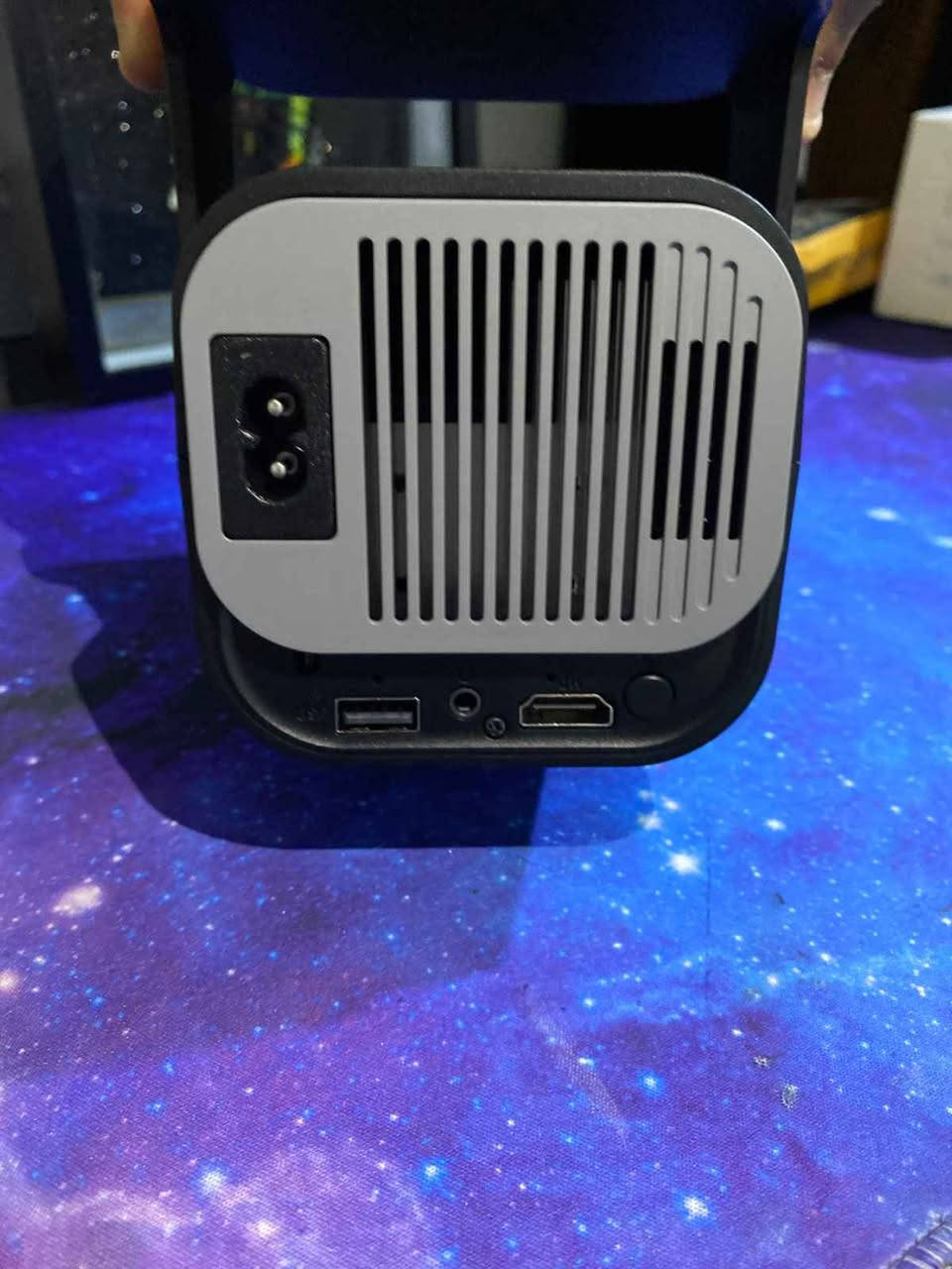 📺 سينما متكاملة بجيبك! بروجكتر ذكي (Projector) بنظام أندرويد للبيع 🍿✨
​تريد تعيش أجواء السينما بالبيت أو تحتاج بروجكتر عملي للدراسة والعمل؟ هذا الجهاز يقدملك كلشي تحتاجه بحجم مدمج!
​💡 أهم المميزات:
​🤖 نظام أندرويد متكامل: تكدر تنزل عليه برامجك وتطبيقاتك المفضلة مباشرة.
​📲 ربط ذكي: يربط مباشرة مع الموبايل والأجهزة الذكية بسهولة.
​🎬 دقة ممتازة: يدعم Ultra HD لضمان صورة واضحة وألوان سينمائية ممتعة.
​🔌 منافذ متعددة: يحتوي على منفذ HD ومنفذ USB لتشغيل الفلاشات واللابتوب والستلايت.
​💼 حجم مدمج: خفيف ويسهل تنقله وياك لأي مكان.
​⚙️ الحالة: نظيف جداً وبحالة ممتازة مع كارتونه الأصلي
​💰 السعر: [40]
📍 الموقع: الكوت (متوفر توصيل أو استلام مباشر)
​📞 للتواصل: راسلني على الخاص أو اترك تعليق وسأقوم بالرد عليك! دهل اوران, واسط


**إذا كنت صاحب هذا الإعلان وتريد حذفه لأي سبب، رجاءا أرسل رسالة إلى الدعم الفني**
