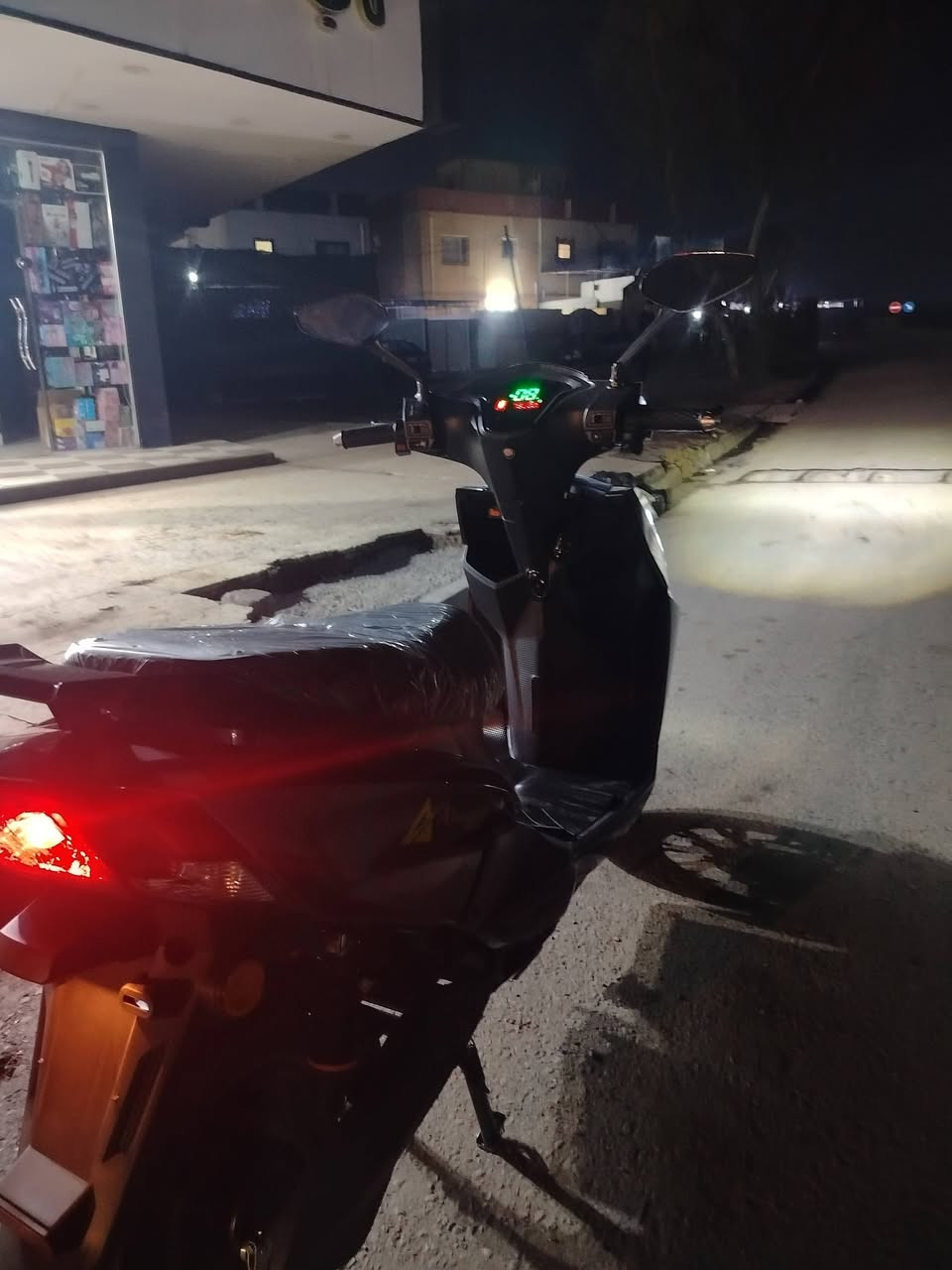 سلام عليكم
دراجه شحن للبيع

مستعمل يومين 

شرط نضافه ولفحص 

1 6 بطاريات مسطرة 40 امبير مو الدبل ولا الاصغيره الاكبر شي بل سوك 

2 تمشيك فوك ال 60 كيلو 

3- لايتات زينون عالي وناصي

4- سويجين وبصمتين

7- تتحمل وزن 180 كيلو

8-نضام R

9- مثبت سرعه 

10 - ملف 1000

11- تايات جدد شرط لفحص+ويالات رياضي

12- بريكات شرط بل مكان هبدوليك دهن

13  مثبت سرعه

دراجة هواي بيها موصفات 

السعر 650وبيها مجال

وتساب ‭٠٧٨٨ ٩٤٥ ١٣٩٤‬
