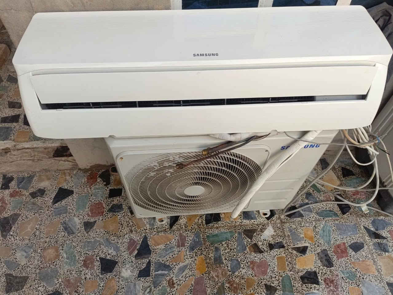 السلام عليكم سبلت توست ٢طن صدار ٢٢ غاز ٤١٠ بس تبريد التتفئه ملغيه السعر ٥٠٠ 
والثاني سامسونج ٢طن صدار ٢١ غاز ٤١٠ تدفئه وتبريد اجهزه جدد اي نقص مابيهن السعر مليون وميه وبيهن مجال الشراي يتصل *********** مكاني بغداد
