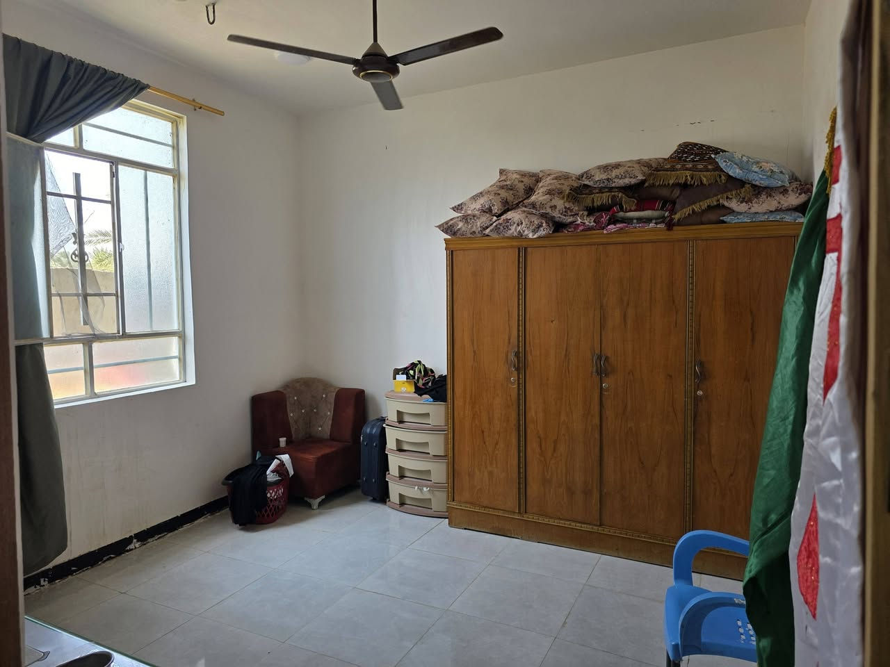 المساحة 180 متر

طابقين الطابق الاول غرف نوم وصاله ومطبخ واستقبال وصحيات داخلية وخارجية

الطابق الثاني غرفه نوم وصاله

البيت بناء التسعينات ومرمم حديث

واجهة 9 متر ونزال 20 متر

للاستفسار الاتصال على ***********

***********
