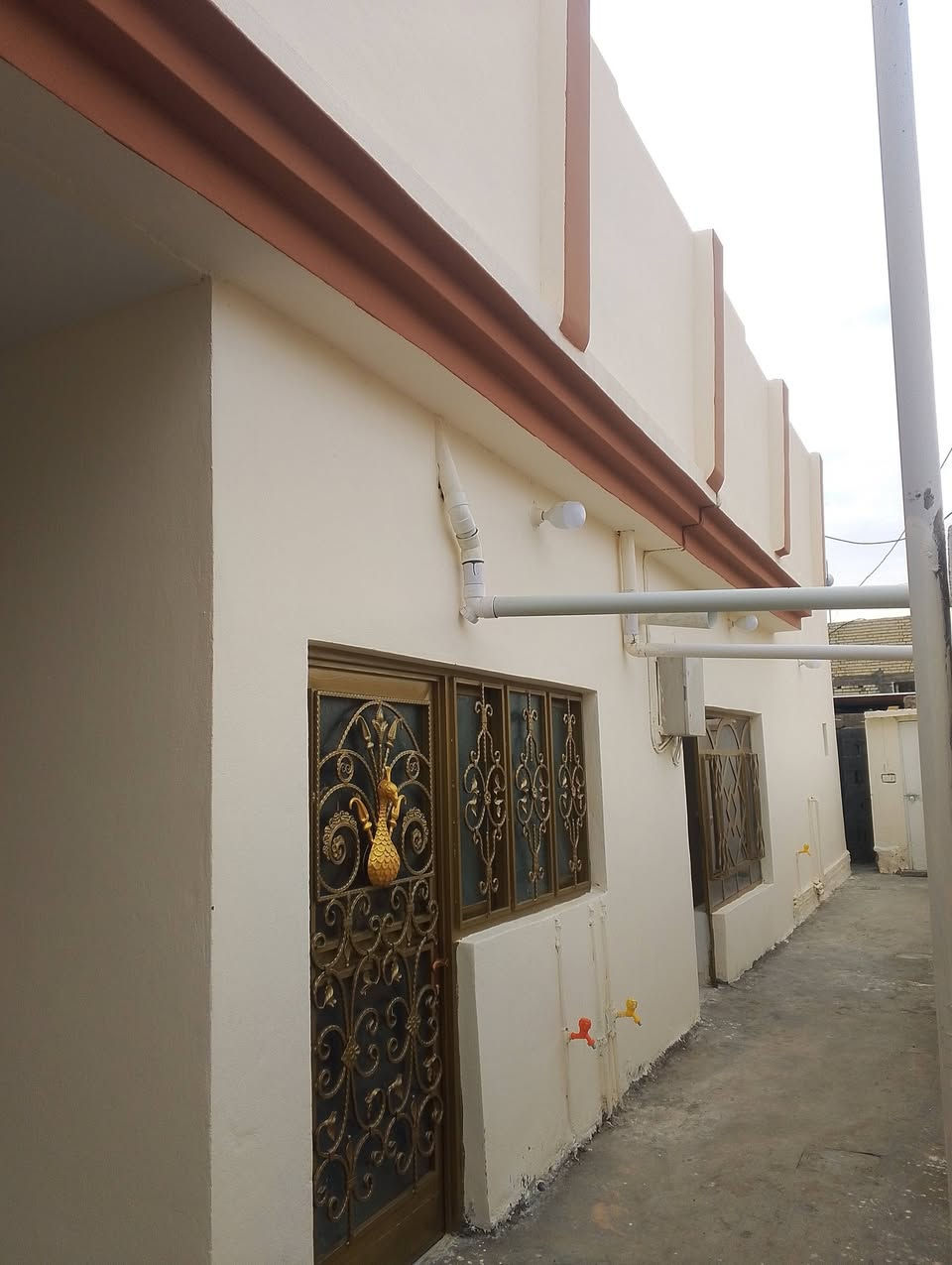 الهم صلي على محمد والي محمد
سلام عليكم
يوجد دار للبيع مساحه 200 متر موقع حي معلمين على طريق سيد ابراهيم قرب جامع غني الحميد يحتوي على غرفتين نوم +استقبال+مطبخ+صاله+كراج سياره +حمامات داخليه و خارجيه 
سعر خاص رقم الهاتف ***********
