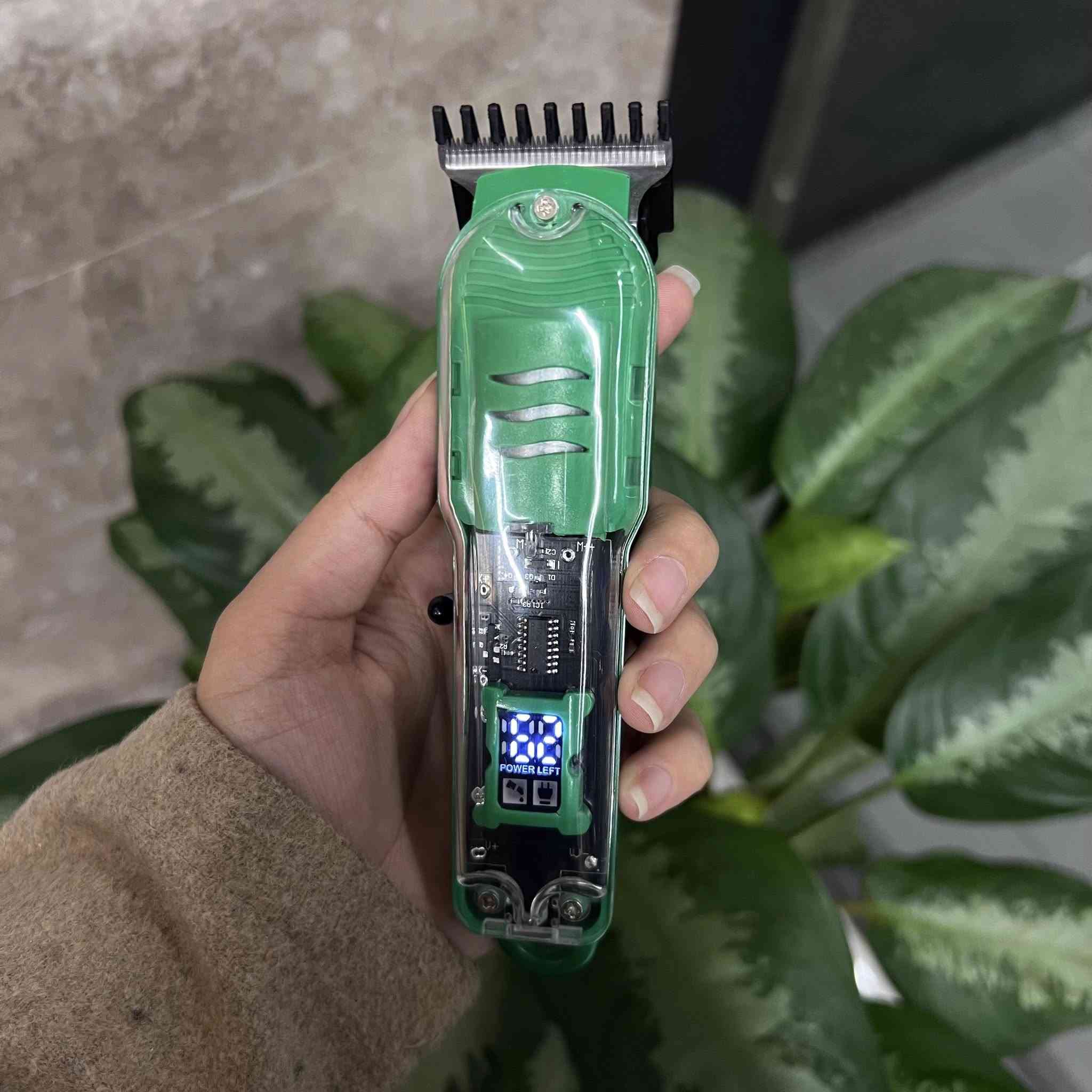 ماكينة حلاقة احترافية LCD – موديل LT-808 (Professional Hair Clipper)
• ماكينة حلاقة احترافية بتصميم عصري مع شاشة رقمية لعرض حالة التشغيل

• مناسبة لحلاقة الشعر، اللحية، والجسم

• مزودة بشاشة LCD لعرض نسبة الطاقة المتبقية وحالة العمل

• بطارية ليثيوم مدمجة بسعة 800mAh

• وقت التشغيل يصل إلى 180 دقيقة بعد 
شحن كامل

• شفرة من الفولاذ الكربوني حادة ومتينة حسب الوصف المكتوب

• النوع: ماكينة حلاقة شعر احترافية
• الشاشة: LCD (عرض الطاقة وحالة التشغيل)
• البطارية: ليثيوم أيون 800mAh
• وقت التشغيل: حتى 180 دقيقة
• وقت الشحن الكامل: 120 دقيقة
• الشحن: USB (Type-C interface / USB charging cable)


**إذا كنت صاحب هذا الإعلان وتريد حذفه لأي سبب، رجاءا أرسل رسالة إلى الدعم الفني**