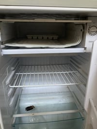 ثلاجه صغيره للبيع حجم 5قدم نضيفه وع الفحص تبريد وتجميد تخبل سعرها 80وب...