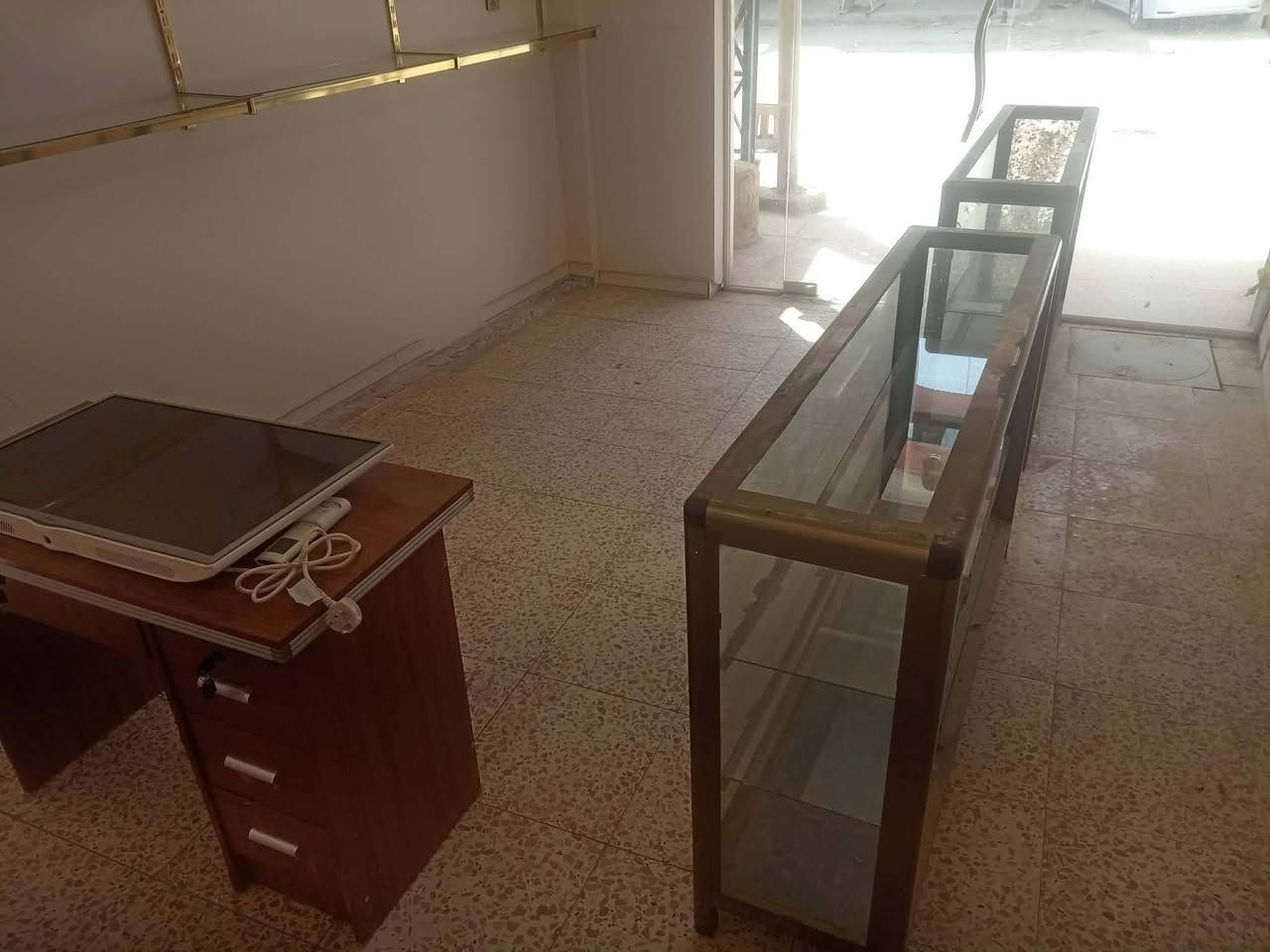 سلام عليكم محل للبيع متكامل يحتوي على الرفوف نوعيه جيده وميز مكتبي خشب وكاميرات مراقبه عدد4ويه شاشه ميوزه الي گدامك ويوجد اناره هم للبيع الي هيه الثريه عادي مو كله ينباع اي شي تحتاج طبلي خاص وبيك خير وتدلل وسعره مناسب الرجال متوازي


**إذا كنت صاحب هذا الإعلان وتريد حذفه لأي سبب، رجاءا أرسل رسالة إلى الدعم الفني**