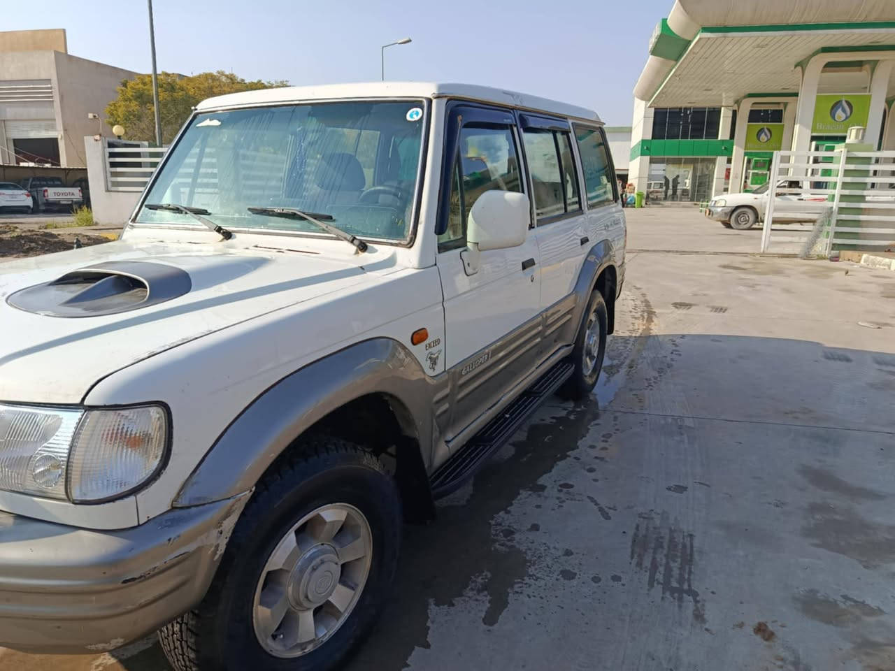 مۆدێل  2002/ دوو پارچەی  بۆیاخە
بۆنیت و چەمەلوخی پێشەوە لای سەکن کمێ دەنگی ئەکسلی دێ  
  تایەی تازەیە
سعر32گڵاو مجاڵ
***********
