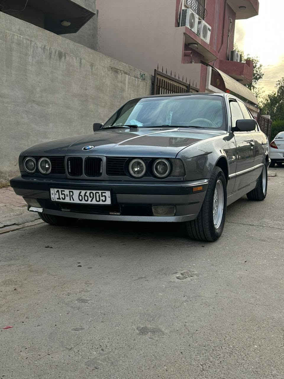 سلام عليكم للبيع بيئم دبليو 535مديل 1991 مكفولة من الضربه والمعجون صبغ بس جماليه رقم أنبار جديد سنوي لحد 2030بسمي تحويل مباشر السياره تخم تاير جديد تخم ويل خليه جديد  صدر جديد أمامي وخلفي  كير محرك مكفول لا تبخير ولا تنقيص كهربائيات كله شغاله وماملعوب بيهن  تبريد ثلج خير من الله سياره متواجدة بكركوك حي العسكري معروضه ب(58)وبيه مجال  ***********
