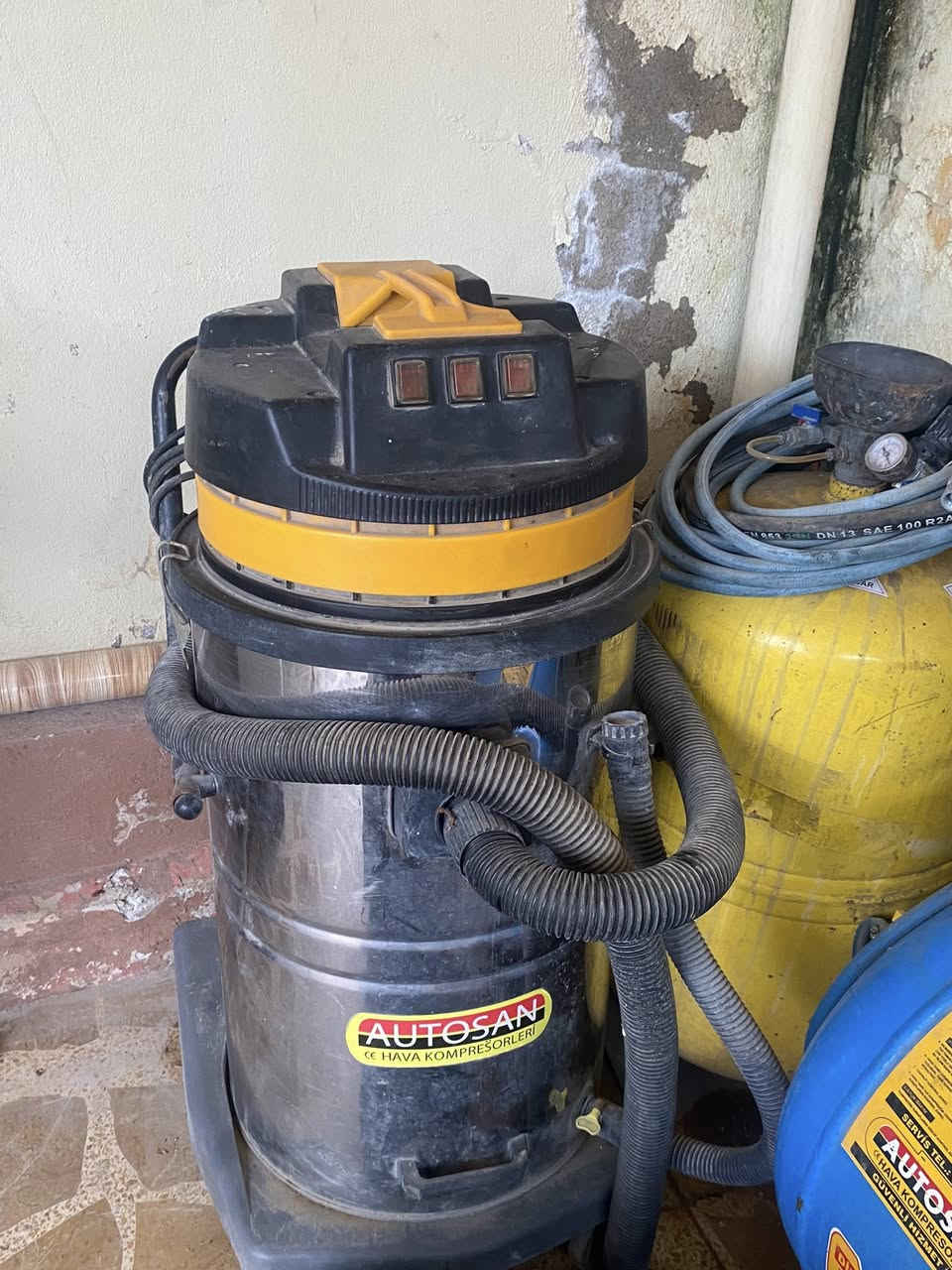 السلام عليكم
غراض غسل كاملة للبيع ٣ ضاغطات كمبريسر هواء حجم كبير ١ بطل زاهي ١ مكنسة كهربائية ثلاث سرعات شفط الماء والاوساخ ١ مقاعد ثلاثية عدد ٢ بالإضافة رمبات حديد عدد ٢ 
وبواري تأسيس كاملة التواصل واتساب او على الخط 
***********
