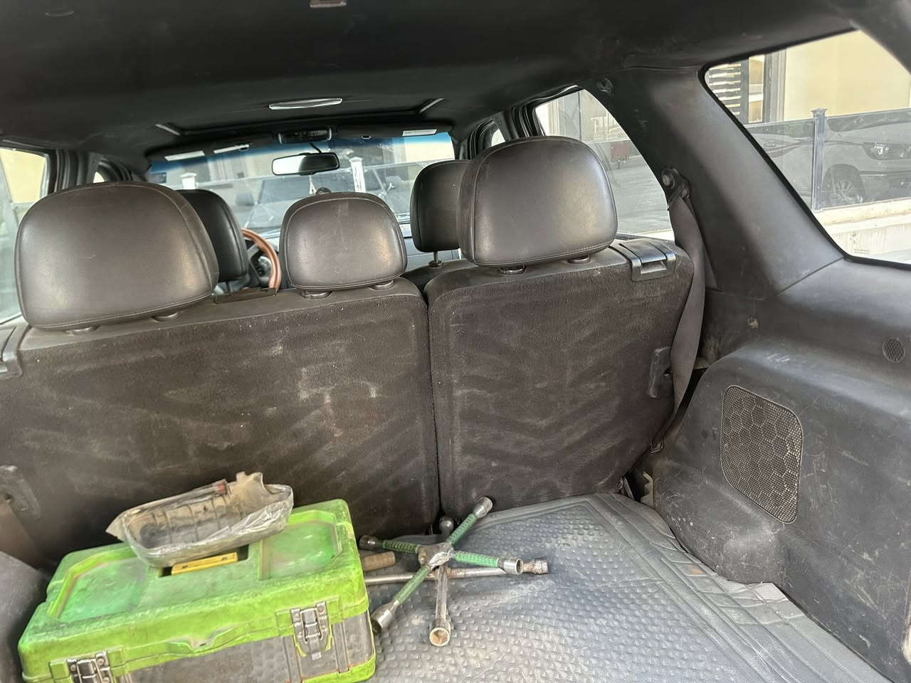 السلام عليكم
من رخصة مدير الگروب المحترم 
فورد سكيب موديل 2012 محرك 2500 بسمي رقم بغداد دولي 
فول مواصفات بصمة عمل تبديل باب خلف السائق +تصليح چاملغ خلفي جهة السائق 
+ صبغ السيارة حزام تبريد جيد گير محرك بحالة جيدة صدر نص عمر تايرات جديدة 
السعر 90  ورقة بيها مجال 
العنوان بغداد صدر القناة قرب مستشفى سعد الوتري  تلفون ***********
