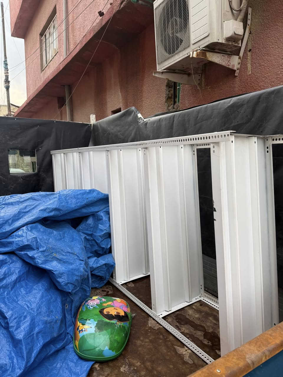 السلام عليكم موجود ميز رف كلش نظيف استخدام قليل آخو جديد طول 3 امتار   للبيع ***********
