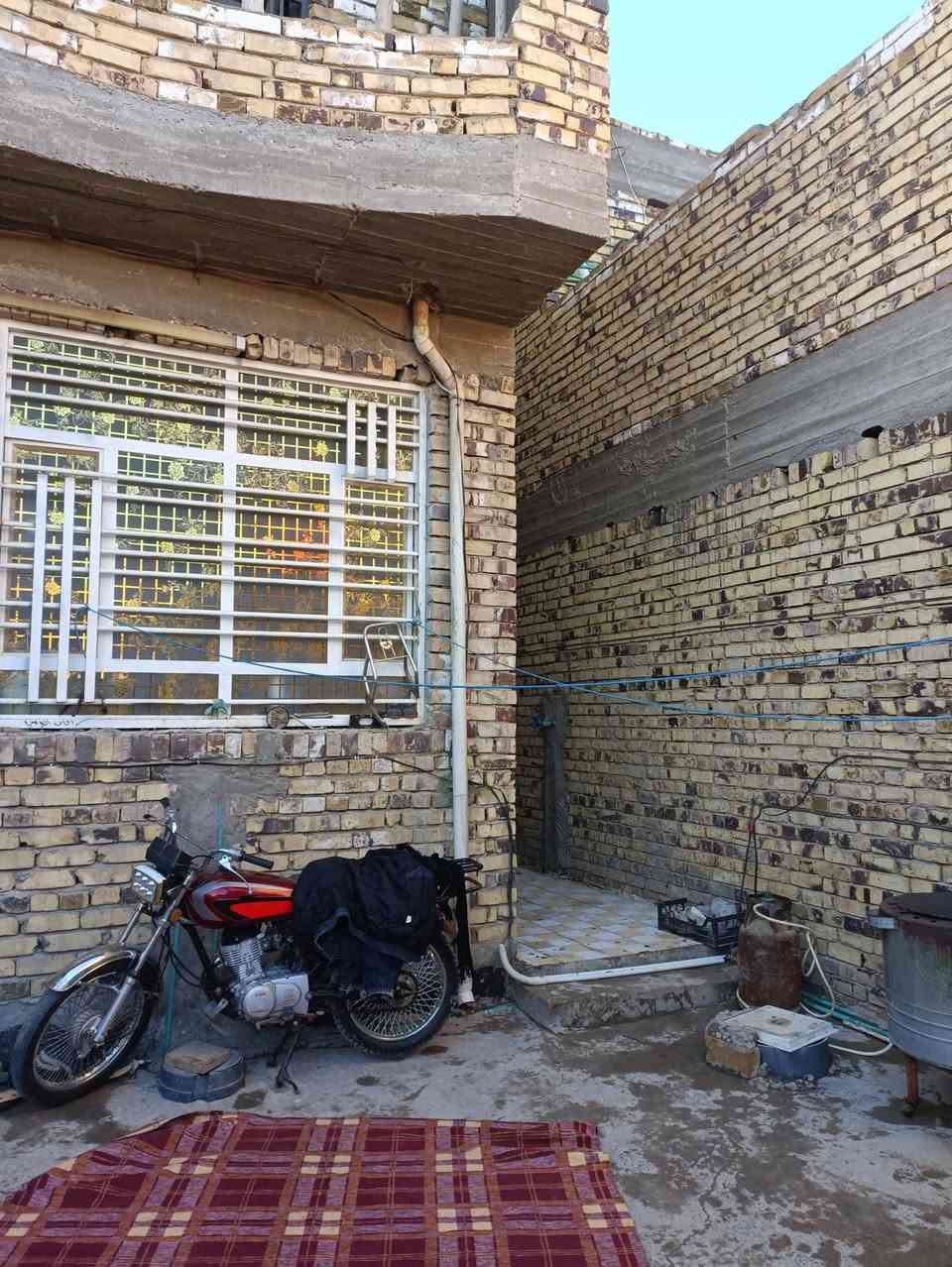 السلام عليكم
بيت للبيع منطقة أبو خستاوي خلف المشروع الوطني للمرور 
فرع الحي الصناعي يبعد عن شارع كربلاء 300متر
طابو زراعي سند 25
المساحه 262متر
بناء جديد سنة ء2024
البيت طابقين 
يحتوي الطابق الارضي غرفتين نوم 5ونص×4ونص متر مربع 
صاله وسطية بمساحة 6ونص×4
غرفة استقبال بمساحة 8×4
مع مجمعين صحيات ومجمع صحي مع وحده من غرف النوم 
مع ثلاثة مداخل للبيت
يحتوي الطابق الثاني 
غرفتين نوم بمساحة 5*4
ومساحة 6ونص*4
مع مجمع صحيات 
تطبيك فرشي كامل
سيراميك كامل
بياض كامل 
النواقص الكاشي والواجهة
مزيد من التفاصيل 
الاتصال ***********
