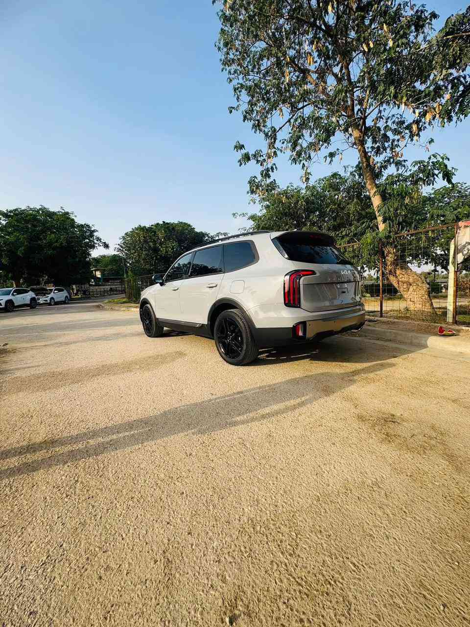 تحيه طيبه 🌹🌹
كيا تولورايد 2023
Ex x lin 
رقم بغداد 
      ...فول مواصفات ...
فتحة سقف
رادارات محيطه 
كاميرا خلفيه
بردات خلفيه 
تدفئه وتبريد بلكشنات 
تدفئه بلستيرن 
تشغيل عن بعد 
سايد بريك بصمه اوتو 
حادثهه موضح تبديل جاملغ +باب +بارد باب خلفي BDR
بجم بلادي 
السعر 285 ورقه
العنوان 
بابل 
المسيب 
***********
