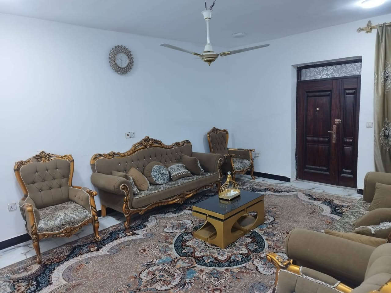 دار للبيع
مجمع السلام السكني  بيع اقساط او نقد بيت 200م بمجمع السلام السكني عمود واحد وتنزل موقع مميز ركن على ساحه صب كونكريت بناء طابوق جمهوري طابق ونص 3 غرف نوم و مطبخ حار وبارد وصاله 8*4 واستقبال 6*4 وصحيات داخل وخارج وحديقة البيت مطلوب 54 للمصرف بالشهر تسديد 450
 من الديه غربه المراواس في حي القدس او الانصار التواصل معنا. في مكتب أياد للوساطة العقارية 
       ***********
       ***********
ابو علي البؤرضا 
ابو سيف الجنابي
