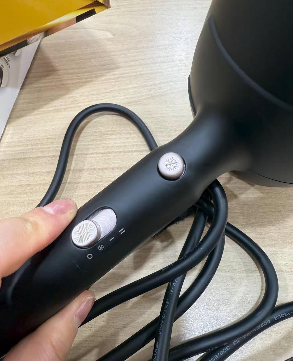 � إعلان مجفف شعر Original Pure Gold 🔥

جملة -مفرد

✨ خاص لصالونات الحلاقة والاستخدام المنزلي
مجفف شعر احترافي قوي – عملي – يتحمل الشغل

💨 المواصفات:

 • 🔹 قوة عالية (Super Turbo)
 • 🔹 هواء حار + بارد (زر التبريد ❄️)
 • 🔹 سرعتين + درجتين حرارة
 • 🔹 تصميم مريح وخفيف
 • 🔹 مع ملحقات كاملة:�
 ◦ فوهة تركيز
 ◦ ديفيوزر (ناشر هواء)
 ◦ مشط تجفيف
 • 
💎 الموديل:
Model: 9267 – Professional Hair Dryer
للاستفسار 

‭٠٧٧٠ ٥٨٥ ٥٩٤١‬
***********
