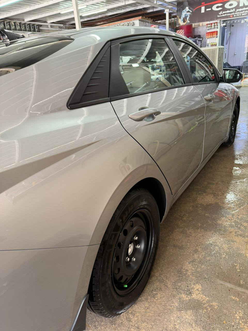 السلام عليكم 
هوانداي النترا موديل2022 وارد امريكي حادثها موضح في الصور  السيارة  بدون دواخل.  ايرباك راجع  المواصفات محرك 2000 دوش بصمه فتحه رادار امامي وجوانب ويل كب لد امامي خلفي كامره وشاشه وحساس كير ايتي  محرك تبريد مكفول من الفتح ماشيه 62 كيلو هزه وسنويه ورقم جديد بغداد بأسمي السعر 145 وبها مجال بسيط العنوان بغداد الامين 
موبايل ***********
