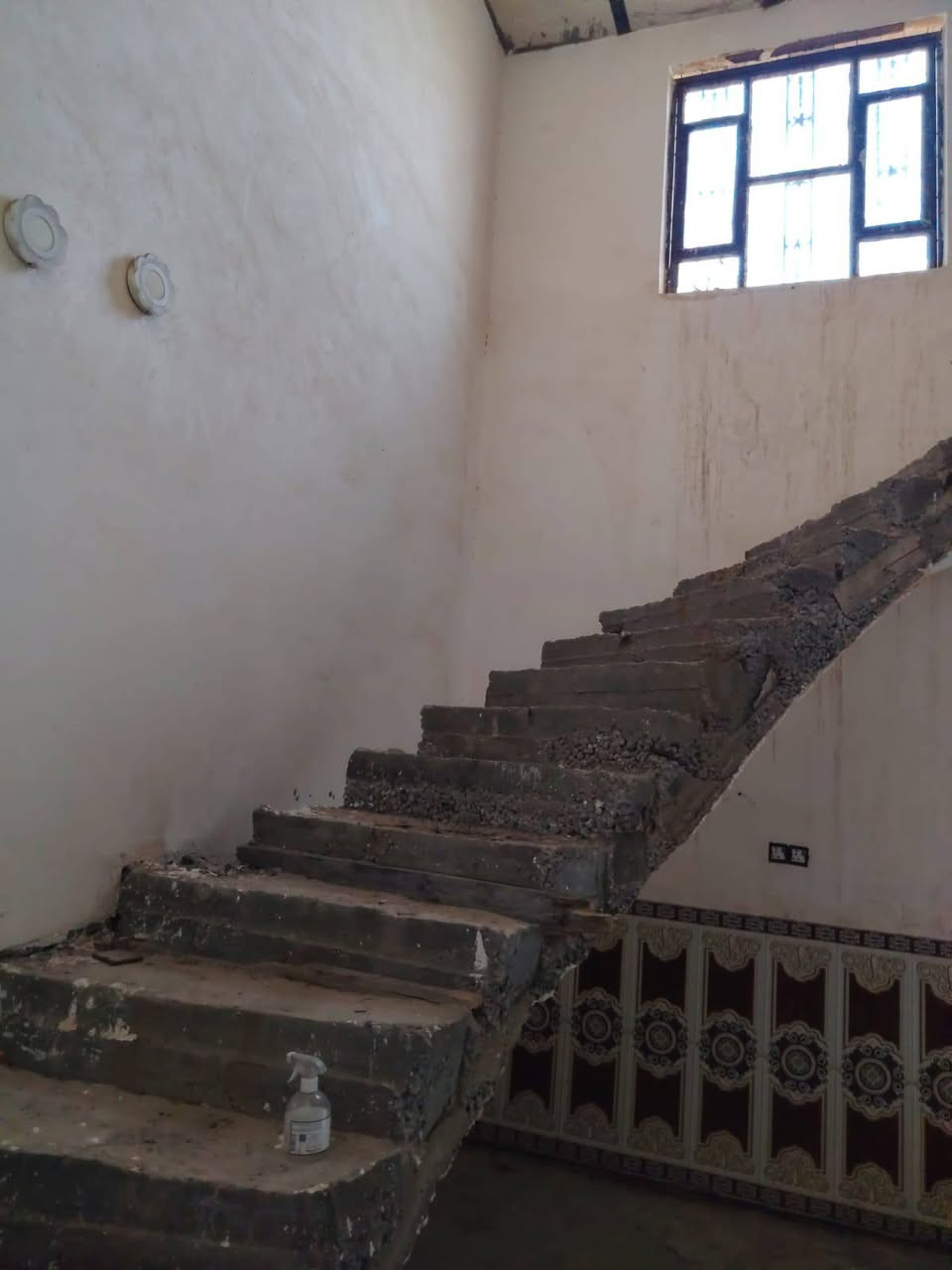 السلام عليكم
دار زراعي  في حي الجوادين نزلة سيد وحيد مساحه 200م بيت جاهز لسكن  البيت مناسب 
غرفتين وصاله ومطبخ ودوانيه وصحيات كامل
جميع الخدمات ماء تبليط كهرباء  للاستفسار الاتصال بالواتساب على الرقم *********** 
 مكلف بالنشر
