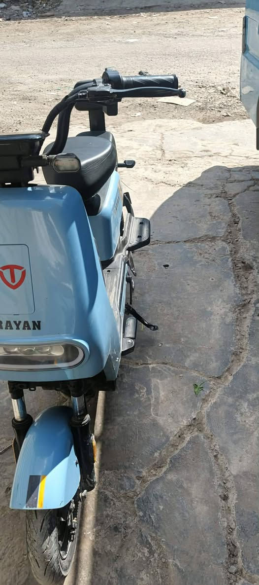 دراجه شحن لبيع أخو الجديد دراجه كامله مابيها أي نقص السعر ٣٠٠ وبيها مجال شي قليل للاستفسار الاتصال ع الرقم ***********
