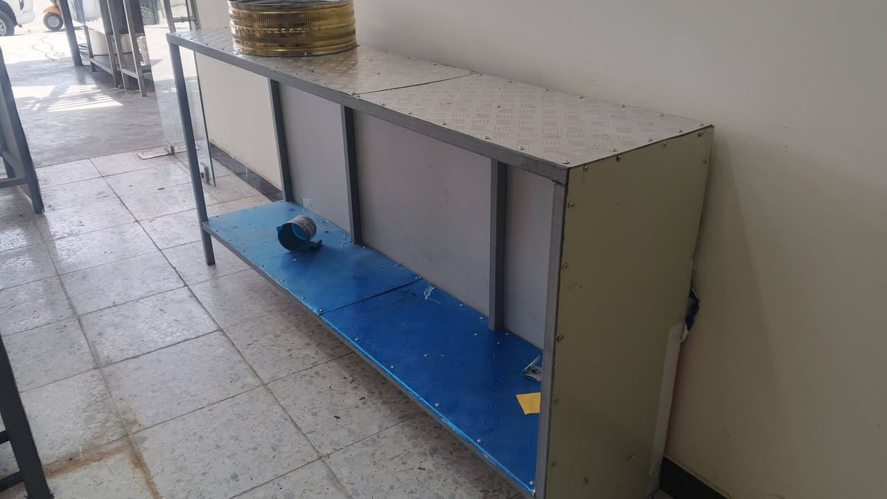 فرن بيتزا نضيف كلش ارضيه حجر
‏مشجب صواني 
‏طباخ مزدوج ثقيل درجة اولى 
‏تزكا يرهم للصمون للحلويات 
‏ميز عرض 
المكان بغداد 
‏للاتصال ***********
