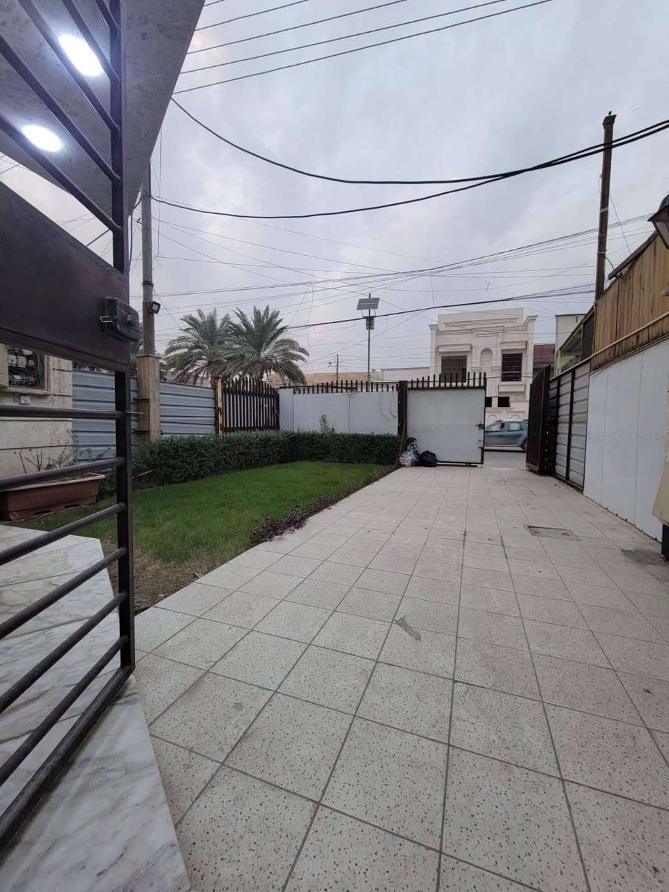 #دارللبيع

على شارع المشجر مباشر 

المساحة 134م

بواجهة 6.70×20

بناء سنة 2022من الأساس 

يحتوي على

تشجير واسع عبارة عن كراج +حديقة

مدخلين  صالة +مطبخ

حولي داخلي كبير 

غرف نوم عدد 3

خدمات صحية عدد 2

ارضيات مرمر والبيت كلة ديكورات

الموقع الغزالية شارع المشجر  الرئيسي

للاستفسار الاتصال 
***********
