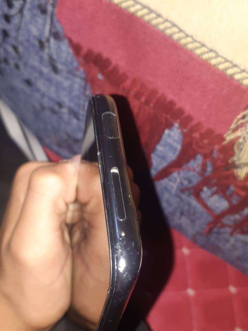 سلام عليكم عندي هاذا التلفون يرادله دكمه وبي كسور بشاشه وشويه حرك قيم وخذ مكاني الرامادي الرقم ***********
