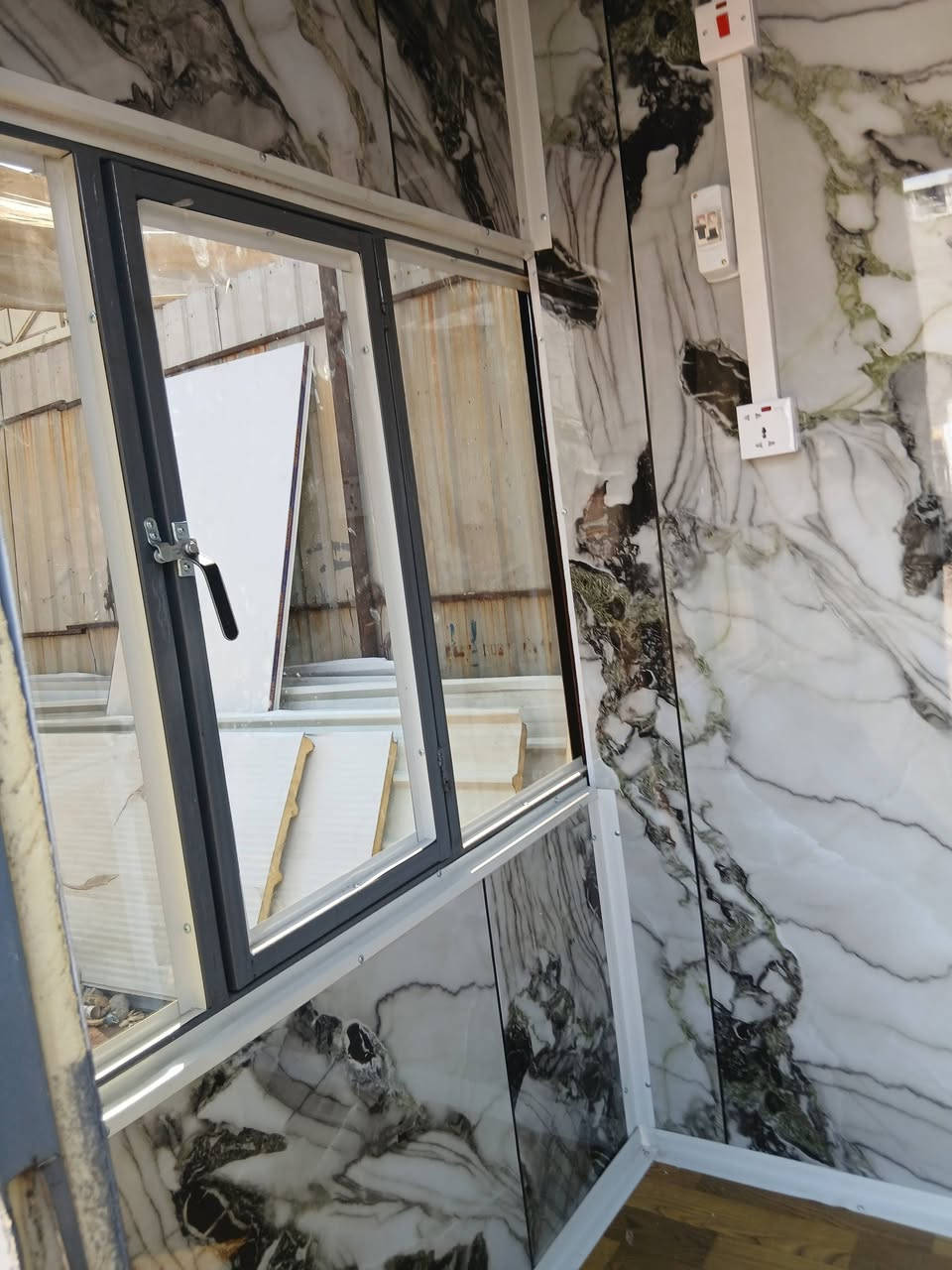 السلام عليكم كرفان مال حرس قياس متر ونص في متر ونص
سندويج بنل نضام كوخ تغليف داخلي بديل الرخام تغليف السقف سقف ثانوي ارضيه الكرفان فرش تركي كهربائيات منشى سعودي شغل درجه اولى العنوان بغداد شارع فلسطين رقم الهاتف ***********
ومتوفر واتساب
