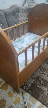 تخت طفل • خشب ثقيل • نظيف وجديد