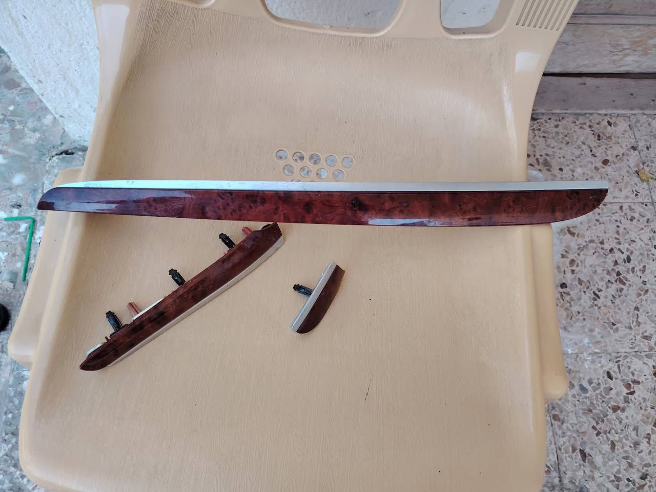 السلام عليكم 
قفل صندوك 
جك كامل 
برغي سبير 
يدات نيكل تخم وباما سعر 125
مساعد بانزين 
بك لايت اوباما ابو نيكل خليجي 
مراوح خليجي جديده سعر 350
دكم جام صفحت اليمنه  25
سفيفه صندوك السعر 25
عنوان ميسان ***********
