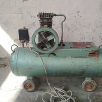 كمبريسر للبيع صناعة قديمة  نقص ماطور السعر 60 الف عنوان بغداد الحبيبية...