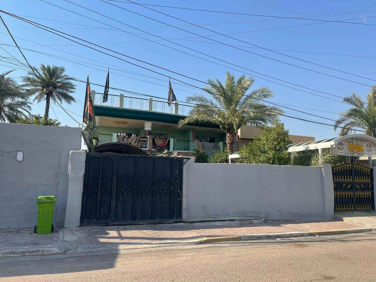 سلام عليكم.                                                                      بيت للبيع عنوان بغداد المدائن سلمان باك شارع الطابو بصف الطابو المساحه 480م يحتوي البيت عل كرجات ٢ وحدائق ٢ ومحل البيت طابقين حتوي عل غرف 6 هول مطبخ ستقبال كندور حمامات ٣ صاله ٢ منور داير ماداير البيت بيت مساحه خير من الله بيت جبير  بيت داخل كله حديث بناء الداخل 2023 والخارج 2013 البيت كله كاشي وسيراميك ستفسار البيت رقم الهاتف ومازنجر رقم الهاتف ‭***********‬

