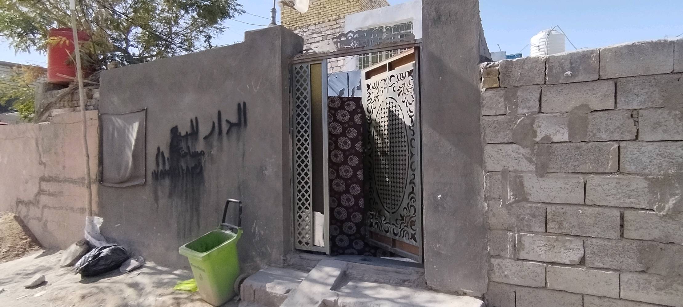 عندي بيت للبيع مساحته 100م يحتوي على غرفه وصاله ومطبخ حار وبارد وصحيات عنوان كوفه شارع ميثم التمار الحي الصدر الثالث قرب أسواق الجبوري رقم *********** واساب