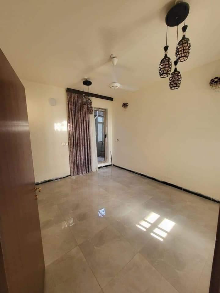 السلام عليكم
يتوفر بيت مساحته 100م
الواجهه 16 ونص
طابق ونص
يحتوي على غرفتين نوم وحده جوه وثانية فوك
بلكونه امامي
سطح خلفي
كهرباء خطين
مجمع الرحمن شارع 14

الاتصال ***********
سعر 178 وبي مجال
