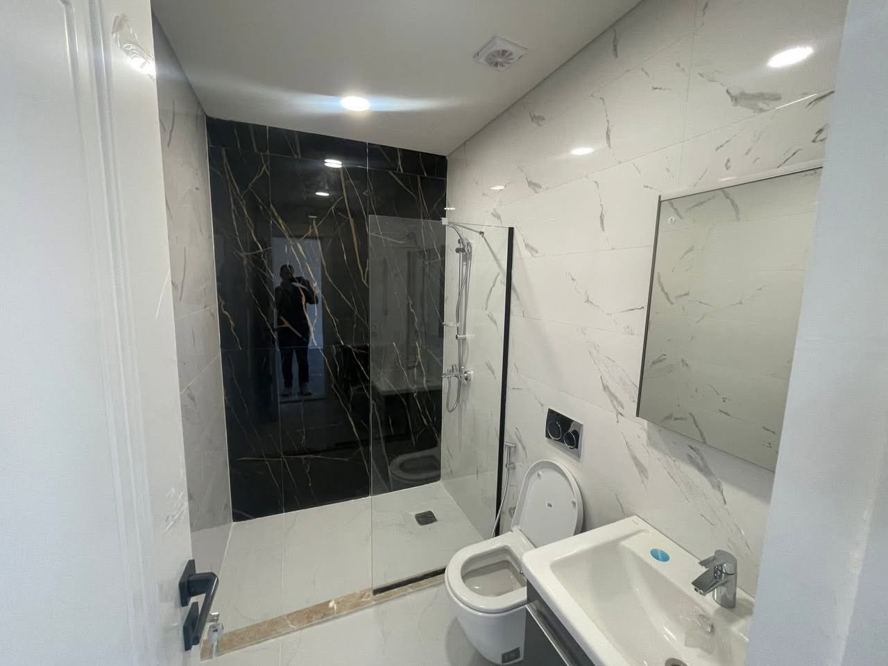 شقة للبيع في مجمع الروان السكني مجاور كليه الرشيد 
200 متر 3 نوم 3 حمام 
339 السعر الكلي 
الواصل 215 
  المتبقي 124 عله شكل دفعات 
***********
علما الشقة موثثه بالكامل اثاث مودرن يباع مع الشقة
