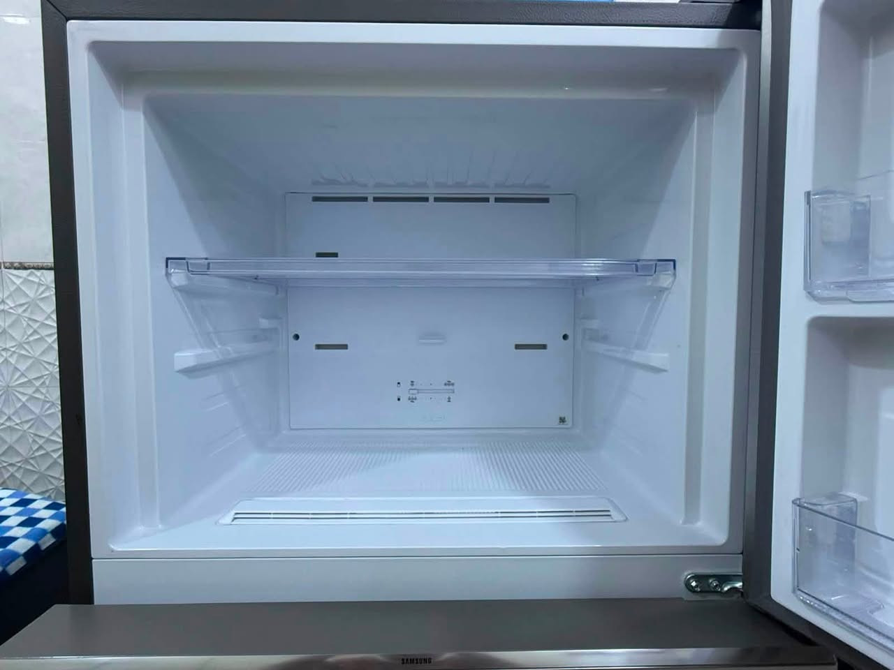 ثلاجة سامسونك لبيع ستيل لون رصاصي  قدم 13.5 اخذتها قبل سنٰۿ ونص نظيفة جدا كاملة ملحقاتها داخل الثلاجة الي يريدها وشراي يتصل ؏ رقم ***********
