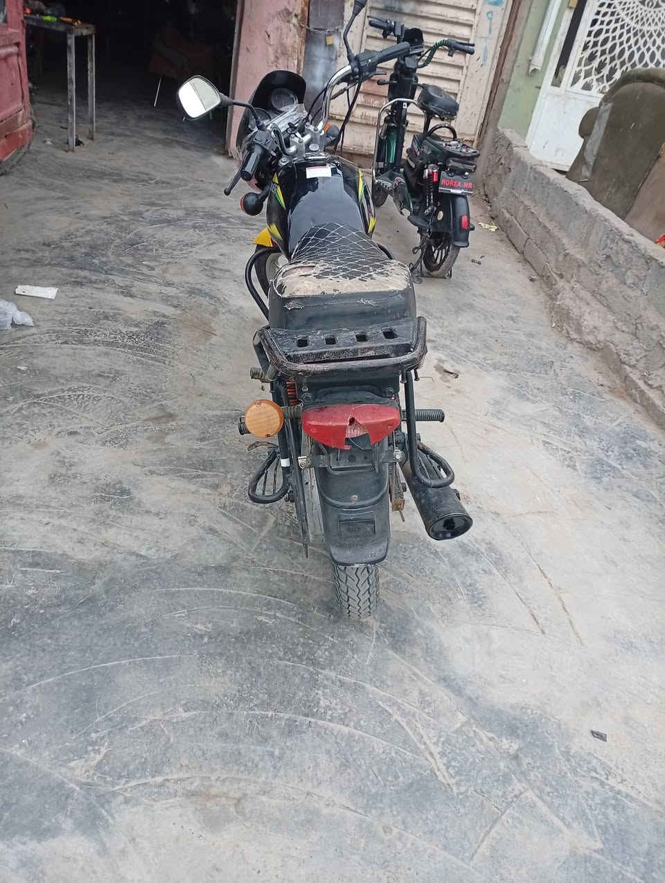 بوكسر موديل 2018شغال هندر سف بس جان متروك ولفار كارض الوايرلت وصارله شهر من يطلع دخان يعني بيع كايم اوراق كامله للترقيم كبل سعرة 550بي مجال قليل ***********
