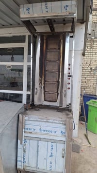 أغراض مطعم كامله للبيع شويه گص 6 عيون +حمايه طعام + 6 بلنكات + ميز تجه...