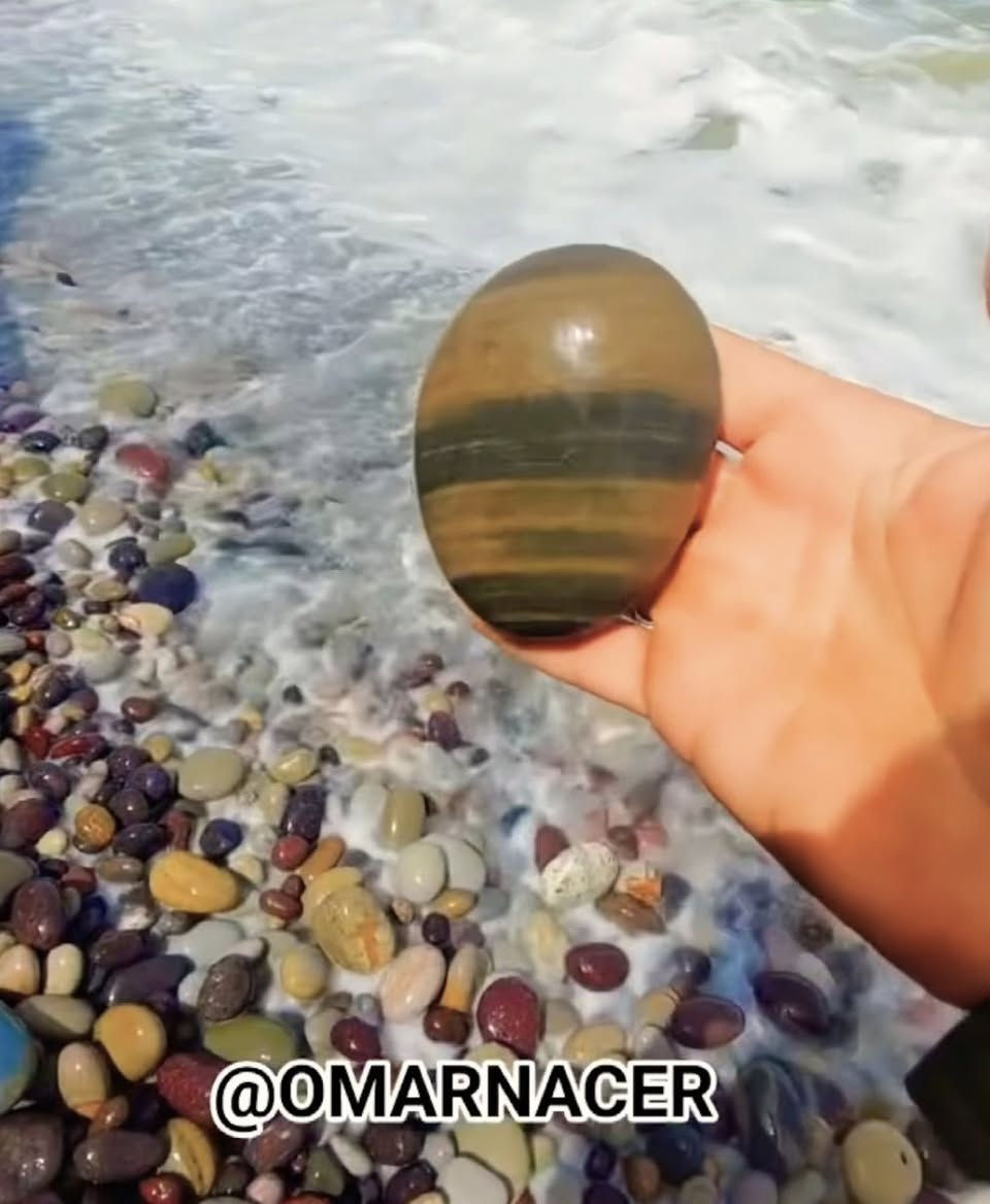 Tiger Iron (Chatoyant): A metamorphic rock composed of Tiger's Eye, Red Jasper, and Hematite. Found at El Ouatia, it exhibits chatoyancy, a silk-like luster caused by light reflecting off fibrous quartz structures.
#omarthemoroccanrockhound 
#omarthemoroccantraveller 
#امودو_على_الدراجات
#omarsstones 
#omarsbeach 
#tigerseye


**إذا كنت صاحب هذا الإعلان وتريد حذفه لأي سبب، رجاءا أرسل رسالة إلى الدعم الفني**
