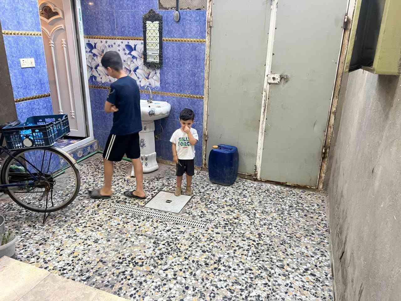 السلام عليكم بيت للبيع  100 متر بناء حديث في المعوقين اول فرع بابو رشاد ثالث بيت طابو زراعي ٢٥.   كامل خدمات ماء وتبليط وكهرباء   طابق ونص وكامل التفاصيل في الفديو
*********** 
***********
السلام عليكم بيت للبيع  100 متر بناء حديث في المعوقين اول فرع بابو رشاد ثالث بيت طابو زراعي ٢٥.   كامل خدمات ماء وتبليط وكهرباء   طابق ونص وكامل التفاصيل في الفديو
