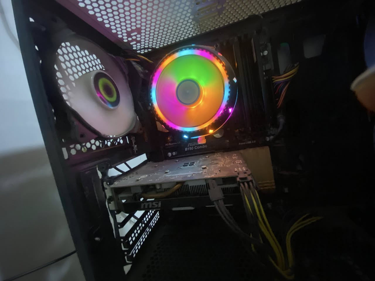 � للبيع Gaming PC 🔥
✅ CPU: Intel Core i5-7500 3.40GHz
✅ RAM: 16GB
✅ GPU: GTX 1650 SUPER 4GB
✅ Storage: SSD 128GB + HDD 500GB

🎮 مناسب للألعاب والدراسة والاستخدام اليومي

💰 السعر: 400,000 دينار
📌 قابل للتفاوض البسيط

🖥️ البيع كيس فقط
⚠️ جامة الكيس مكسورة

📩 للاستفسار


**إذا كنت صاحب هذا الإعلان وتريد حذفه لأي سبب، رجاءا أرسل رسالة إلى الدعم الفني**