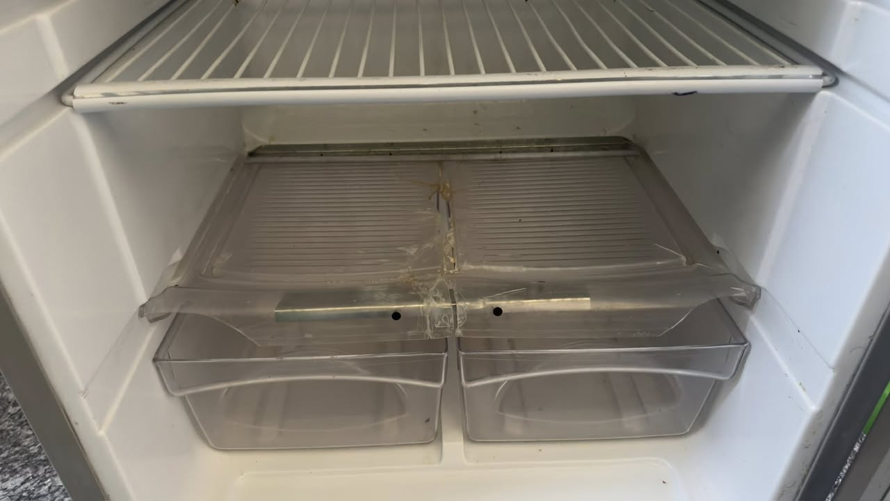 ثلاجة للبيع  طول 180 عرض 65
***********
قبغ المجر مكسور فقط
